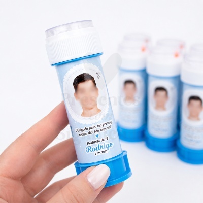 Frasco azul com rótulo personalizado para evento religioso com foto de menino e texto agradecimento