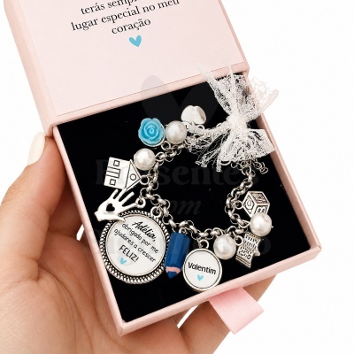 Pulseira com pérolas e medalhões em caixa rosa clara