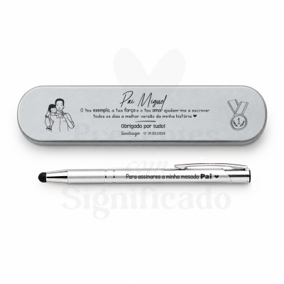Estojo e caneta metálica prateada com gravações e texto dedicado ao Pai Miguel.