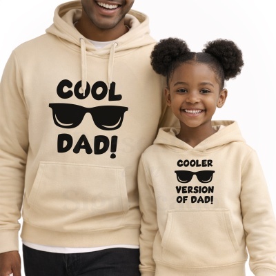 Duas sweatshirts com capuz cor creme com texto preto e desenho de óculos de sol.