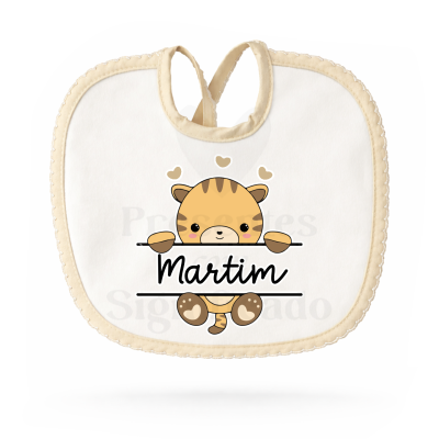 Babete branco com bordas bege e estampa de gato amarelo e texto Martim
