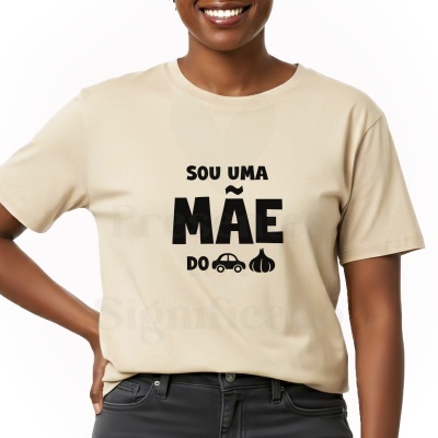 T-shirt bege com texto preto e ícones de carro e alho