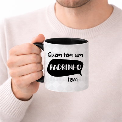 Caneca branca com texto Quem tem um PADRINHO tem: em português, interior e pega pretos.