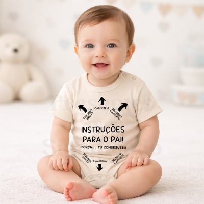 Bebé sorridente com body creme com texto instruções para o pai