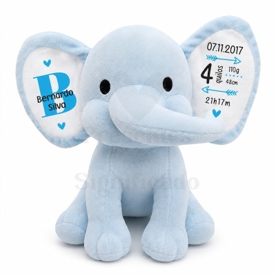 Pelúcia de elefante azul com informações personalizadas nas orelhas em azul e preto.