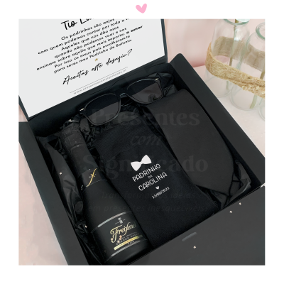 Conjunto de presente em caixa preta com mini garrafa, óculos escuros, texto personalizado em tecido.