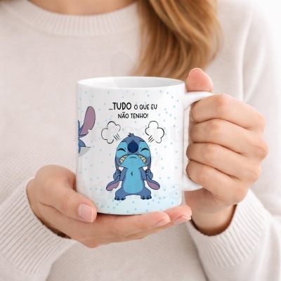 Caneca branca com personagem azul irritado e texto em português