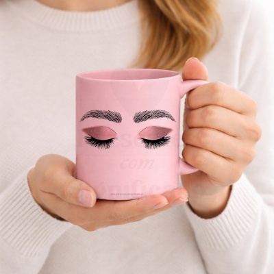 Caneca rosa com ilustração de olhos e sobrancelhas