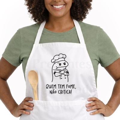 Avental branco com desenho de personagem e texto engraçado a preto