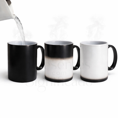 Três canecas cerâmicas coloridas a preto e branco, uma a ser enchida com água e vapor a sair.
