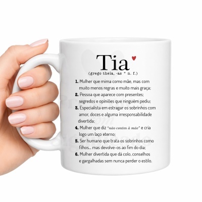 Caneca branca com texto humorístico sobre tia em português