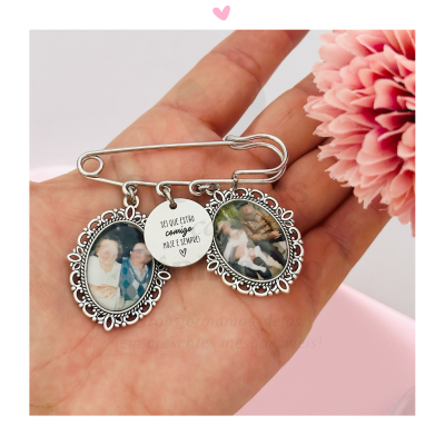 Alfinete prateado com fotos de casal e pingente de coração com texto em português