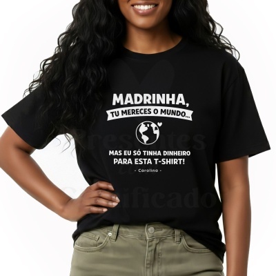 Camisola preta com texto branco dedicado a madrinha com ilustração de globo terrestre.