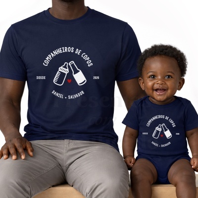 T-shirt e body azul-marinho com ilustração de biberão e garrafa e texto branco