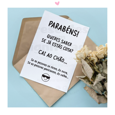 Cartão branco com texto em preto sobre envelope castanho claro e flores secas, fundo azul claro