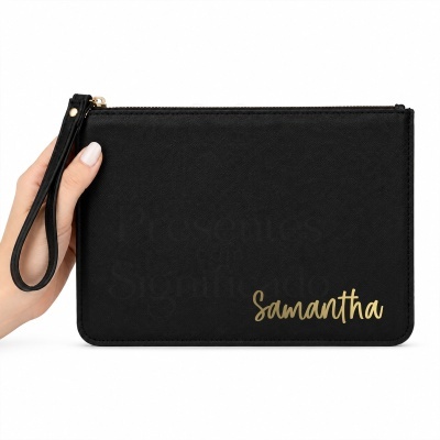 Carteira preta com alça e nome Samantha em dourado