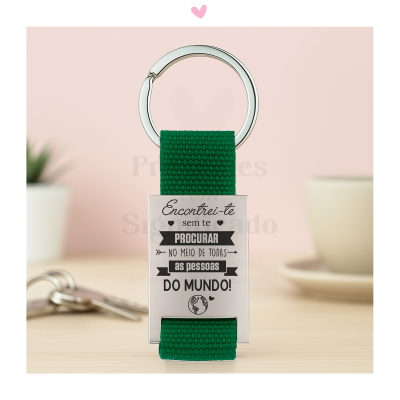 Chaveiro com argola metálica e fita verde com placa metálica gravada