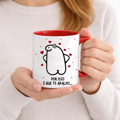 Caneca branca com interior vermelho e ilustração e texto em preto e vermelho