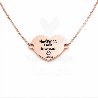 Colar rosa com pendente em forma de coração gravado e corrente
