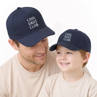 Homem e criança com gorra azul escuro com texto branco