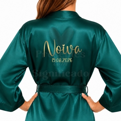 Robe de cetim verde esmeralda com texto dourado nas costas
