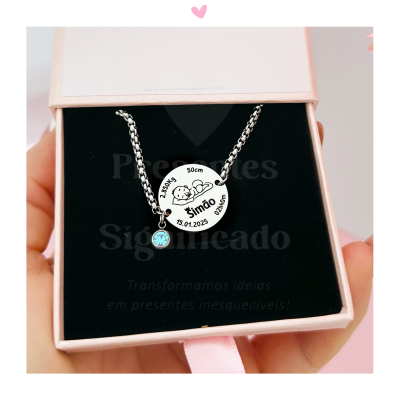 Colar de prata com pendente redondo personalizado e miniatura azul numa caixa de joias rosa