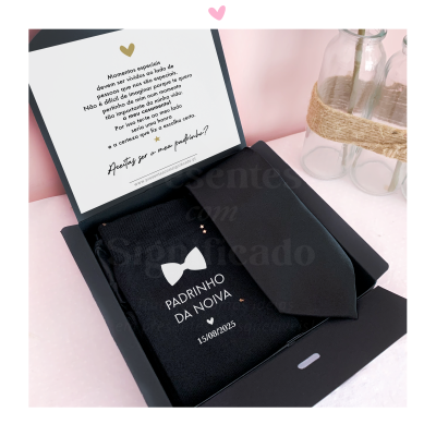 Conjunto de gravata e lenço preto em caixa preta com texto impresso em português no interior da tampa.