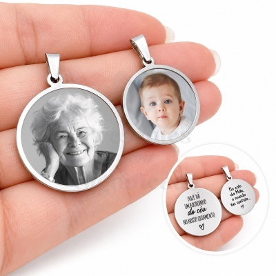 Dois pingentes em metal prateado com fotos personalizadas e mensagens em fundo branco