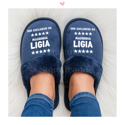 Chinelos azuis pelúcia com texto branco para madrinha Ligia
