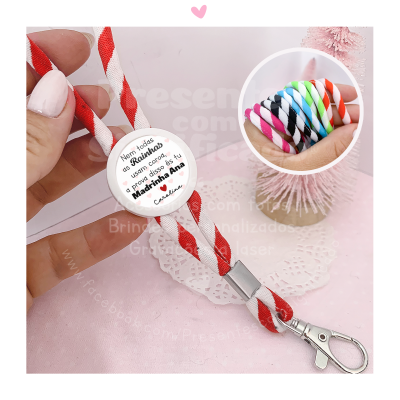 Cordão trançado vermelho e branco com etiqueta personalizada e clip metálico em fundo cor-de-rosa com árvore de Natal