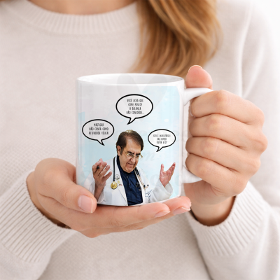 Caneca branca com imagem de um médico e balões de fala com mensagens em português.