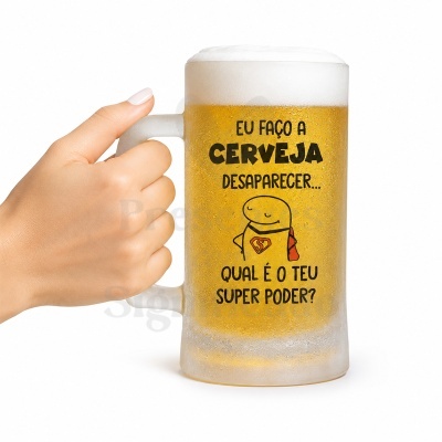 Caneca de cerveja com texto divertido e desenho, segurada por mão com unhas brancas