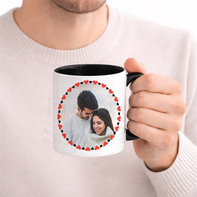 Caneca branca com fotografia de casal e moldura de corações em relevo.