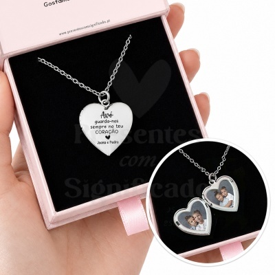 Colar com pingente de coração prateado com gravação e imagem dentro de caixa de presente rosa.
