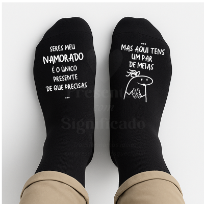 Par de meias pretas com texto e desenho em branco