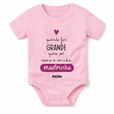 Body de bebé cor-de-rosa com texto estampado e botões de pressão.