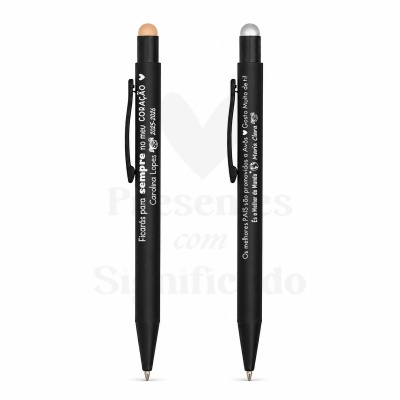 Duas canetas pretas com texto branco em português e pontas de cores diferentes sobre fundo branco