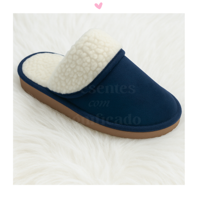 Pantufa azul com interior felpudo branco em superfície branca