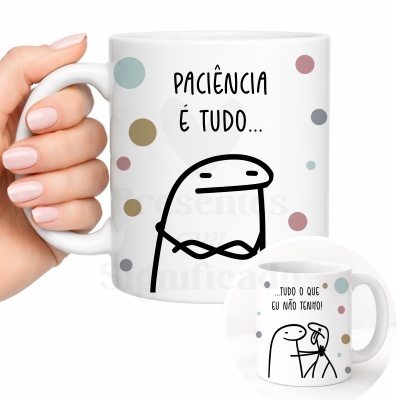 Caneca branca com texto e ilustracões a preto e pontos coloridos
