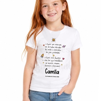 Camisola branca com texto e ilustrações para criança