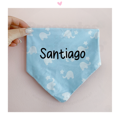 Lenço azul claro para bebé com elefantes brancos e nome Santiago