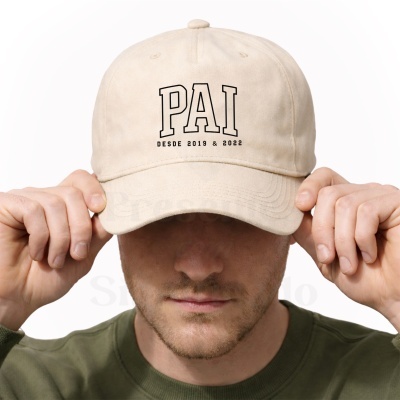 Boné bege com texto preto PAÍ DESDE 2019 & 2022 usado por homem