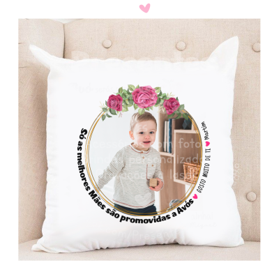 Almofada branca personalizada com foto de criança e moldura de rosas cor-de-rosa