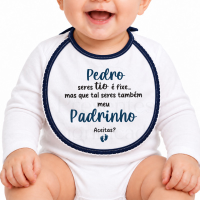 Body de bebé branco com babete bordada azul com texto em português.