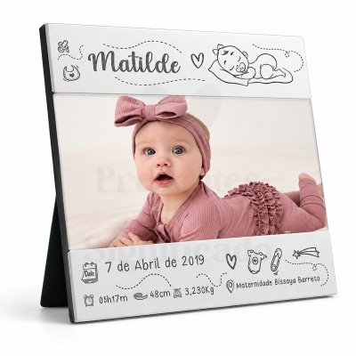 Moldura de fotografia de bebé com dados de nascimento e ilustrações infantis