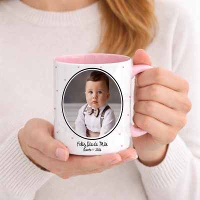 Caneca branca e rosa com foto de bebé e texto Feliz Dia da Mãe Duarte 2026
