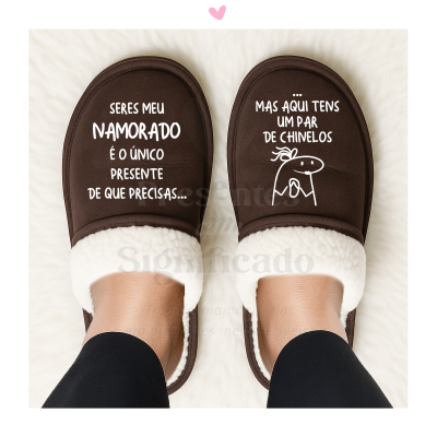Par de chinelos castanhos com interior felpudo branco e texto em português