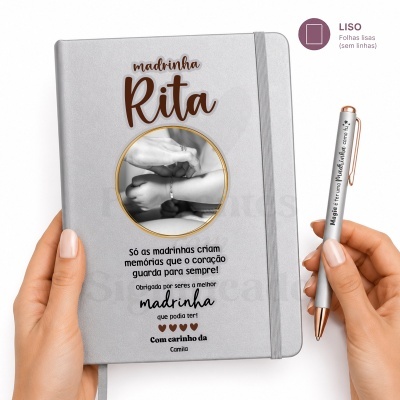 Caderno cinza personalizado com texto e foto, pena prateada com texto em castanho e cobre, mãos segurando o caderno e a pena