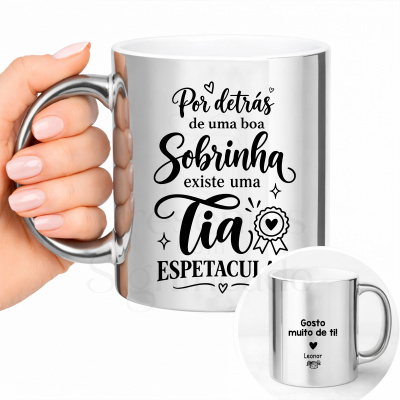 Caneca metálica prateada com texto em preto e pega metálica