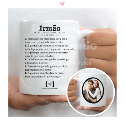 Caneca branca com texto em português sobre o significado de irmão e mão segurando-a, fundo desfocado